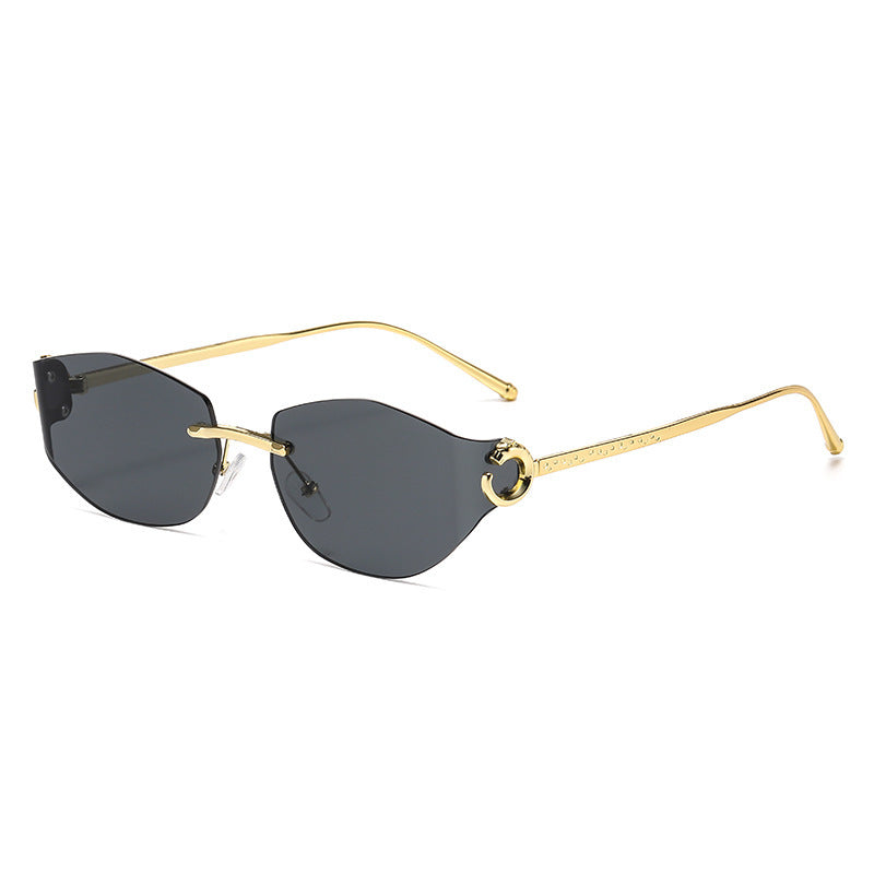 Dame moteriktig solbrille med innovativt sjakkert design Skanto