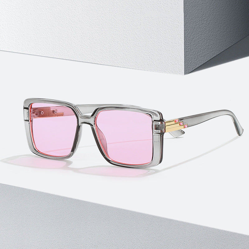 Dame moteriktig firkantet solbrille med trendy detaljer Skanto