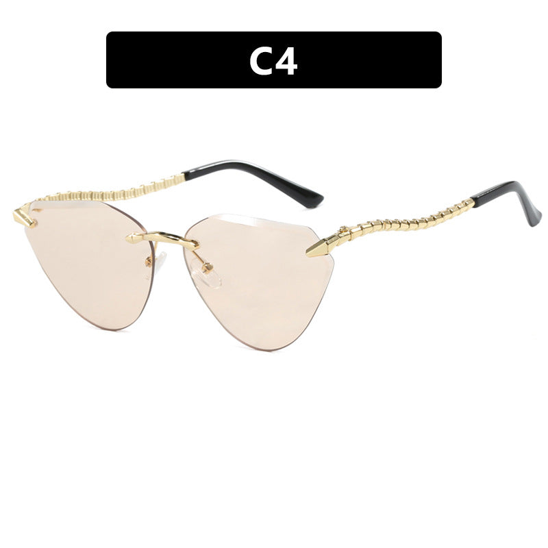 Dame Cat-Eye solbriller med unikt gullrammedesign og beskyttende linser Skanto