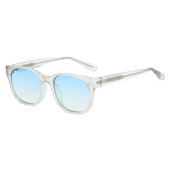 Dame moteriktig solbrille med gjennomsiktig ramme og elegante detaljer Skanto