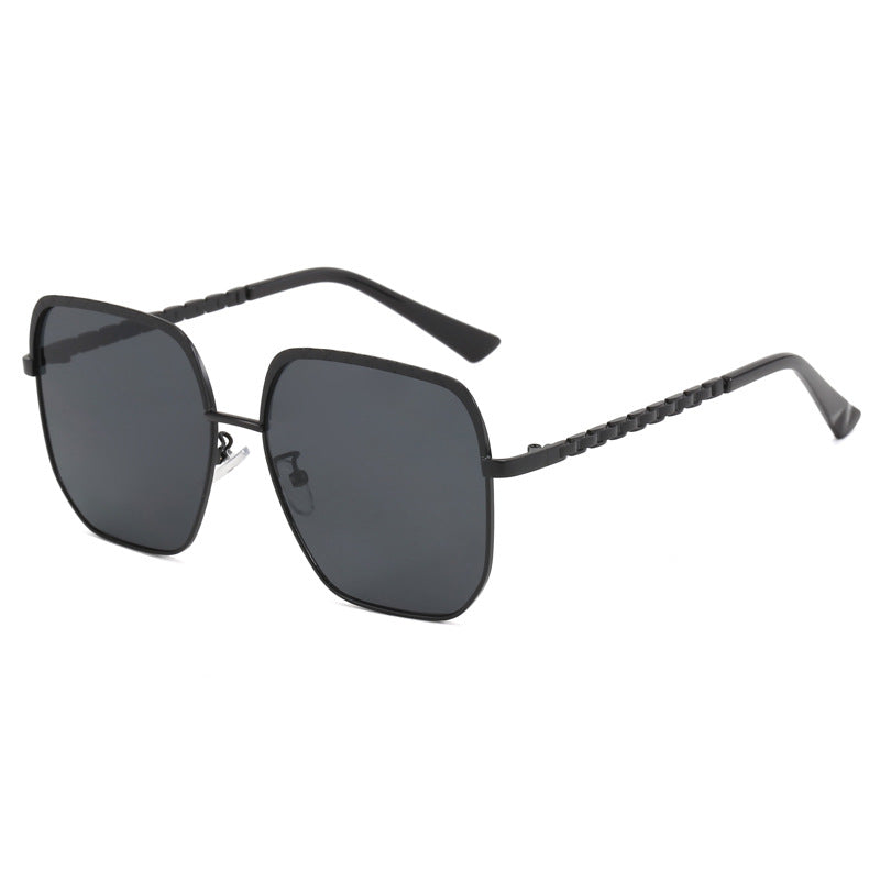 Dame moteriktig solbrille med firkantet ramme og stilige detaljer Skanto