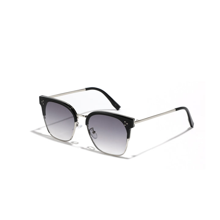 Dame moteriktig solbrille med markant design og kontrastfylt ramme Skanto