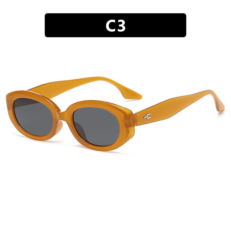 Dame moteriktig solbrille i stilfullt retro-design Skanto