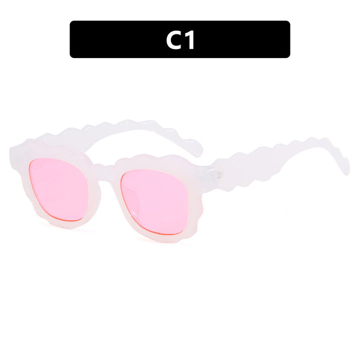 Dame moteriktig solbrille med bølgeramme Skanto