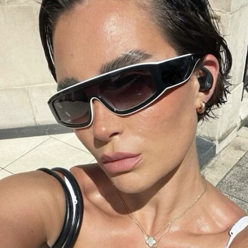 Damen moteriktig sports solbrille med innovativt design og bred ramme Skanto