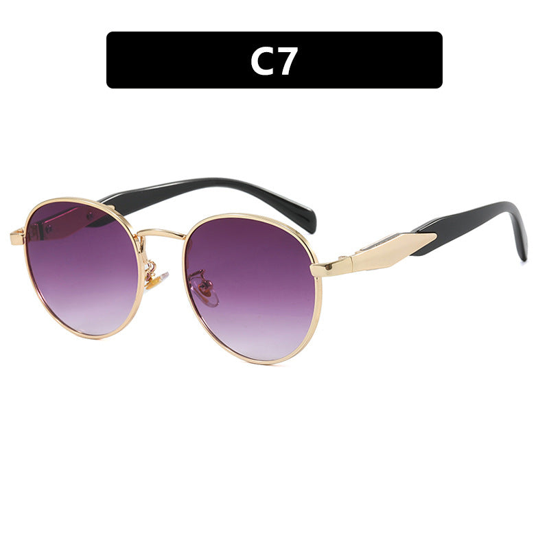 Dame rund solbrille med elegant, gyllen ramme og UV-beskyttelse Skanto
