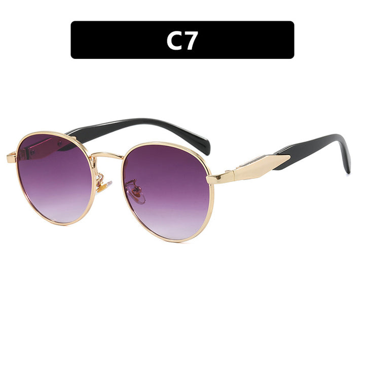 Dame rund solbrille med elegant, gyllen ramme og UV-beskyttelse Skanto