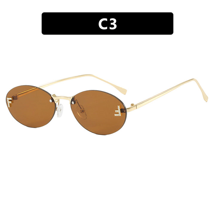 Dame moteriktig solbrille med elegant, speilreflekterende glassfront og filigran metallramme Skanto