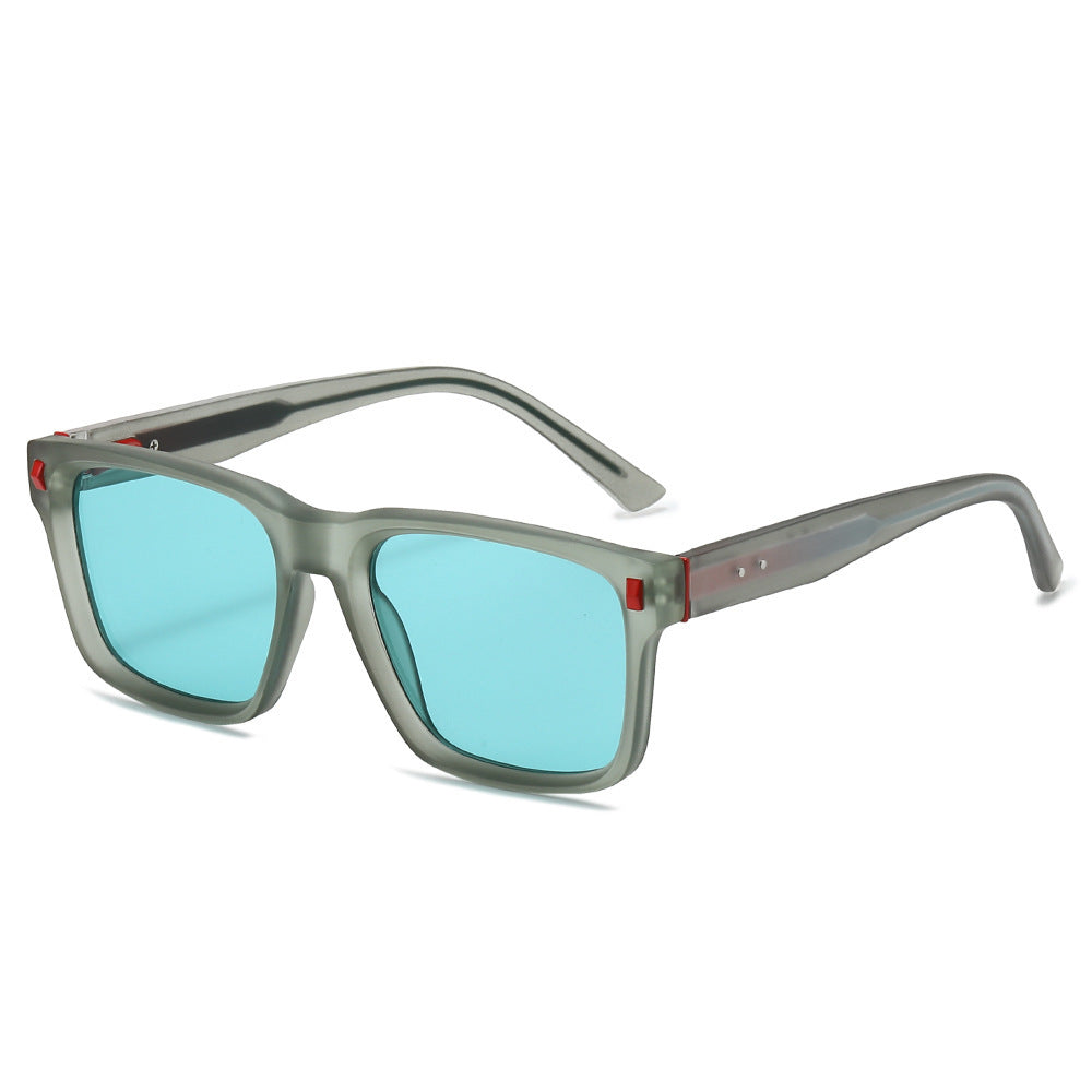 Dame Fashion-solbrille med UV400-beskyttelse og moderne, kantete design Skanto
