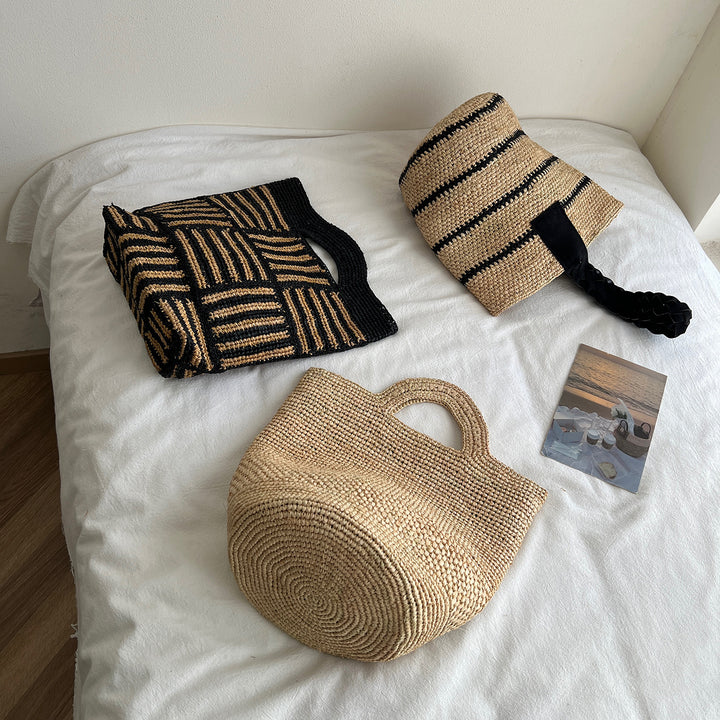Håndlaget stråveske med moderne stripemønster Skanto