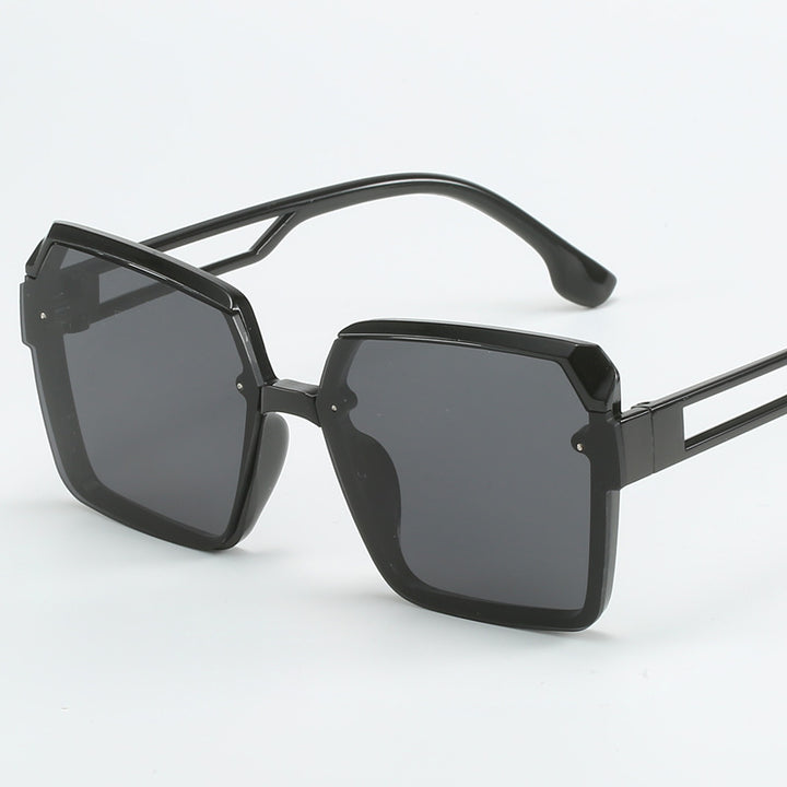 Dame moteriktig kvadratisk solbrille med filigran design Skanto