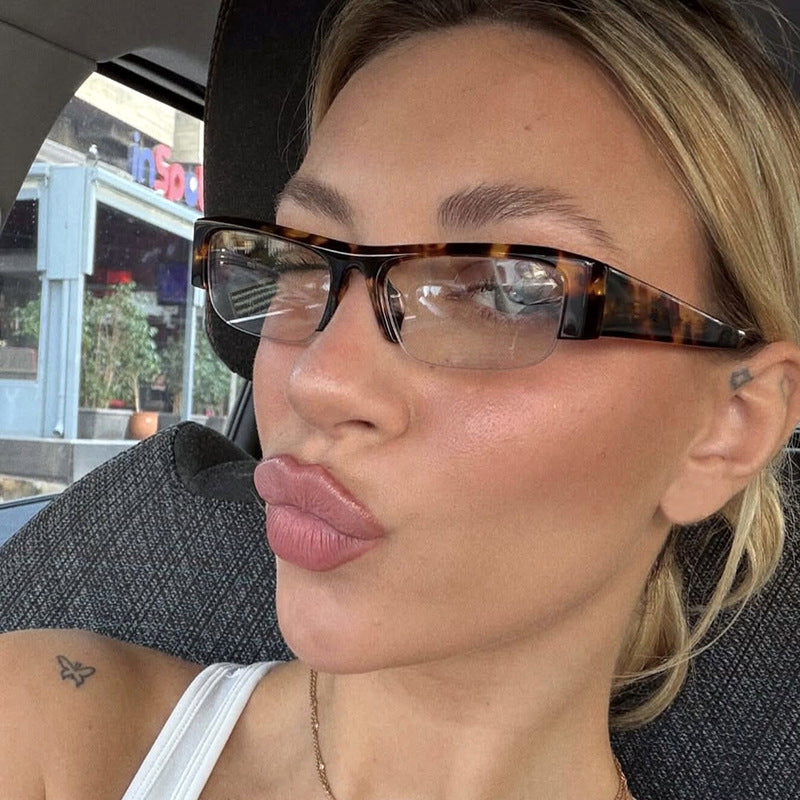 Dame solbriller i urban stil med bred ramme og beskyttende UV-filter Skanto