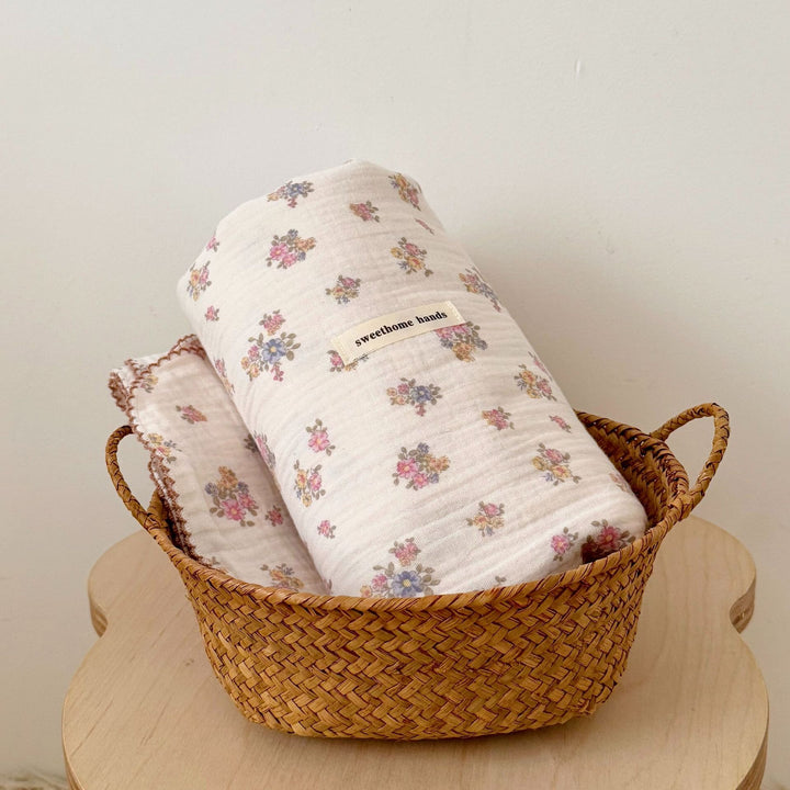 Unisex Musselinteppe med delikat blomsterdesign og elegante volanger Skanto
