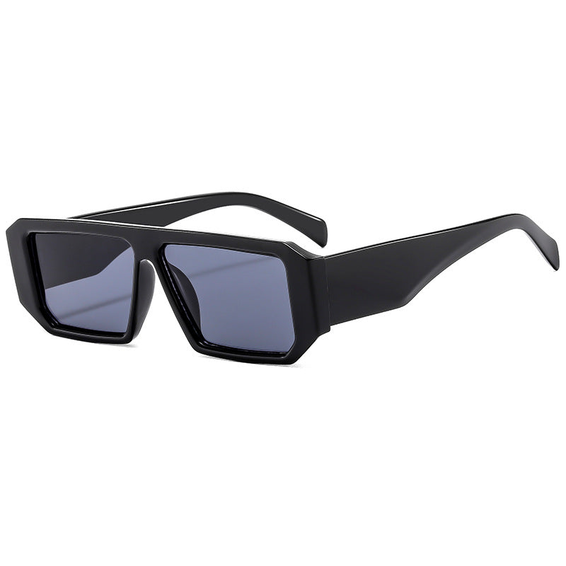 Dame moteriktig solbrille i iøynefallende geometrisk design Skanto