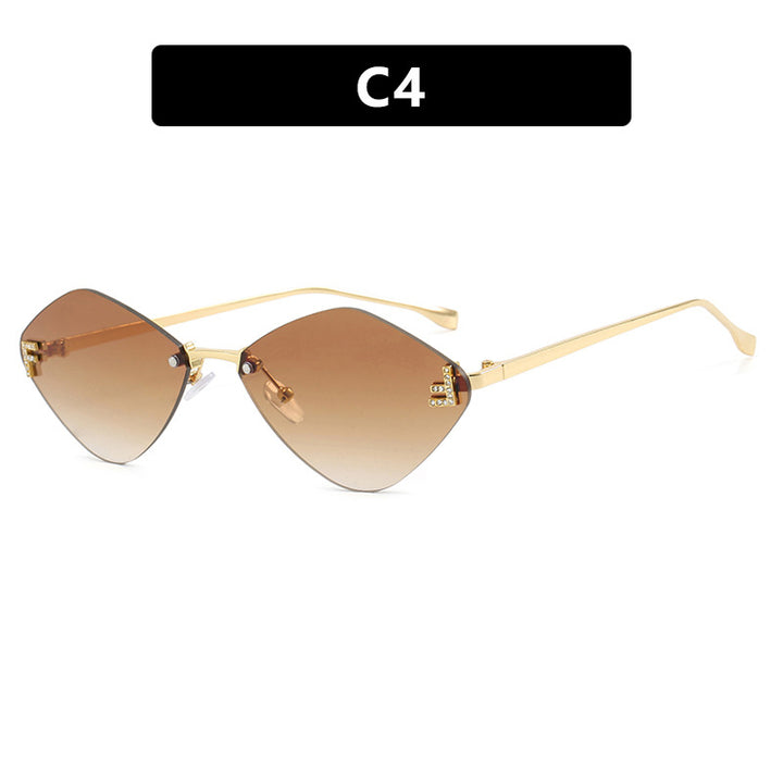 Dame geometrisk solbrille i ekstravagant design med gradiertede glass Skanto