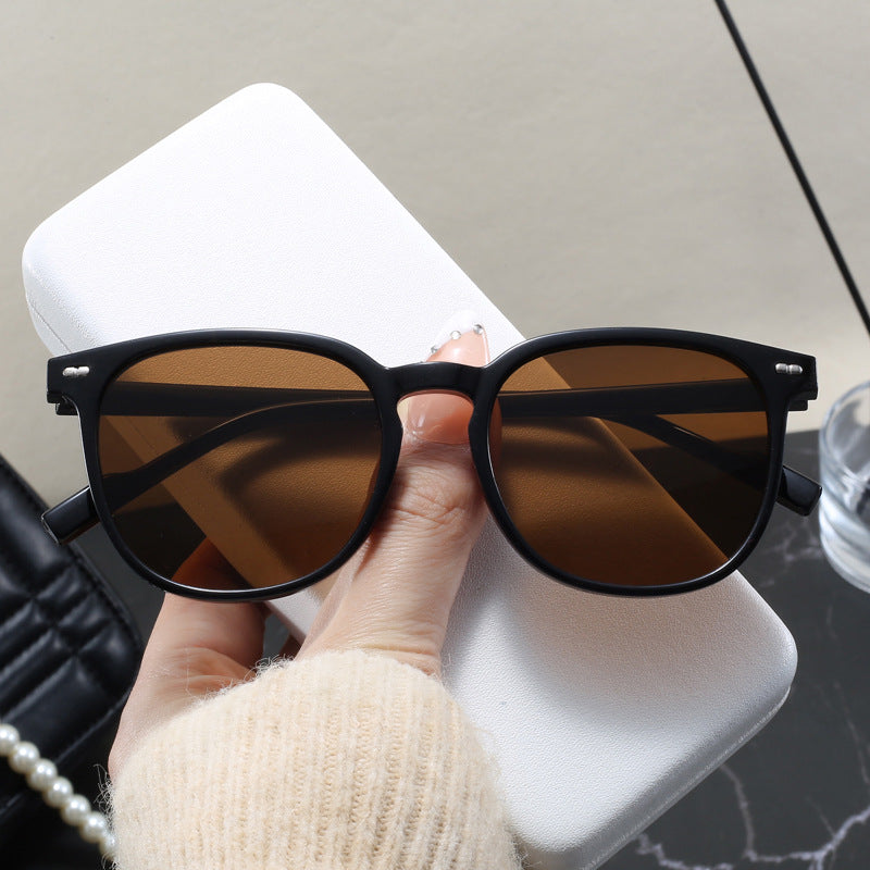 Dame stylish solbrille med transparent ramme og elegant design Skanto