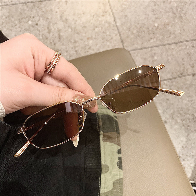 Dame geometrisk solbrille i minimalistisk design Skanto