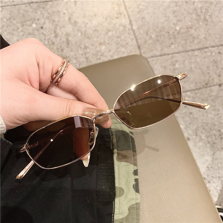 Dame geometrisk solbrille i minimalistisk design Skanto