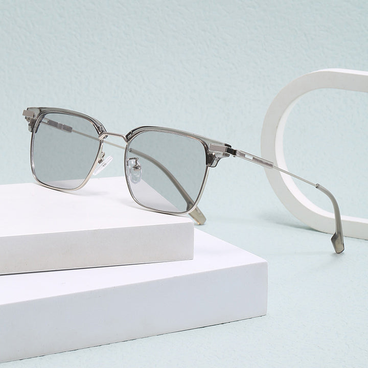 Dame kvadratisk solbrille med lett metallramme og brede stenger Skanto