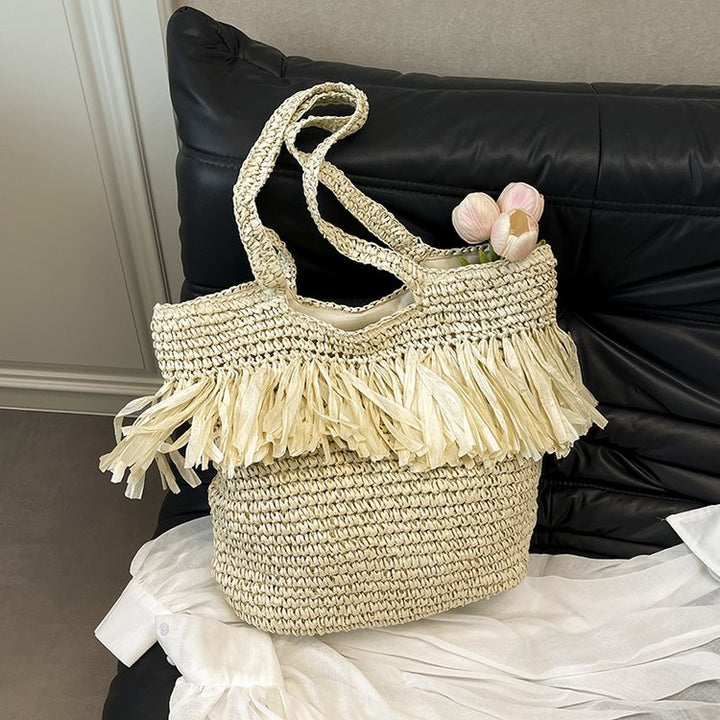 Elegant stråveske med frynse detaljer Skanto