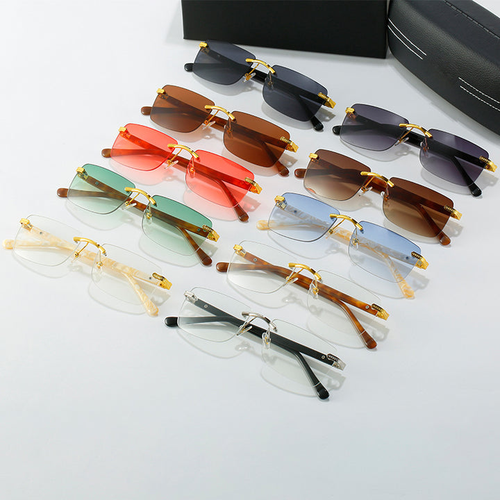 Dame moteriktig solbrille med stilren, firkantet ramme og elegante metallkanter Skanto