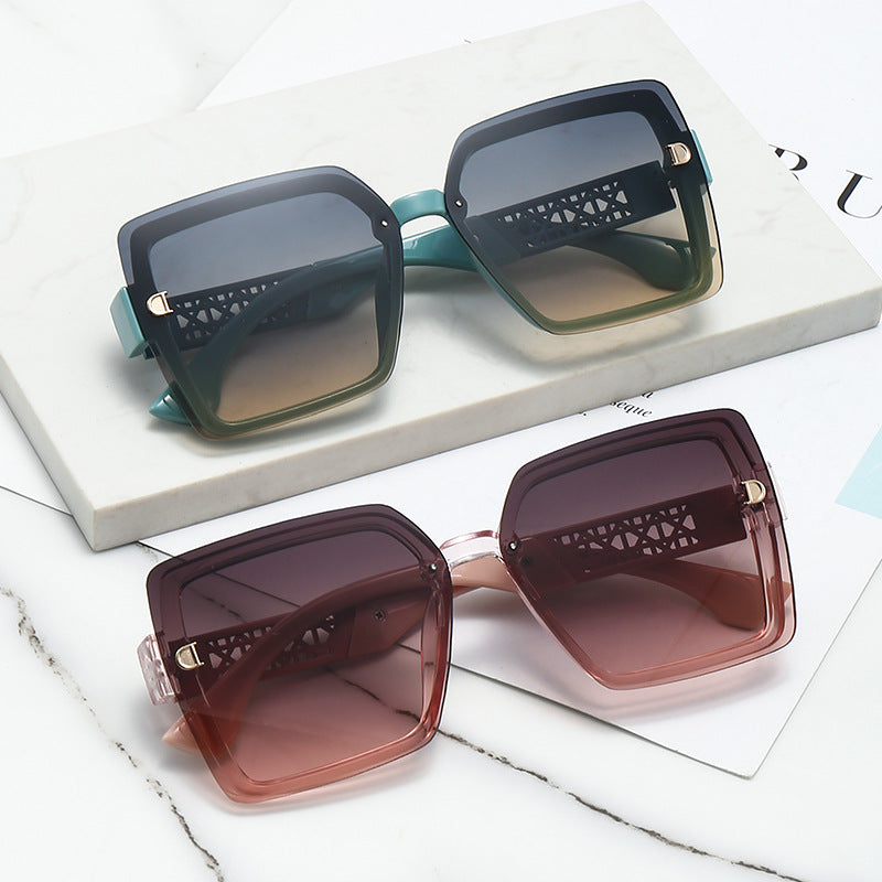 Dame moteriktig firkantet solbrille med robust ramme og UV-beskyttelse Skanto