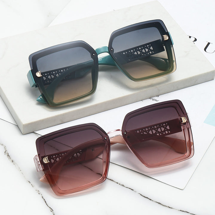 Dame moteriktig firkantet solbrille med robust ramme og UV-beskyttelse Skanto