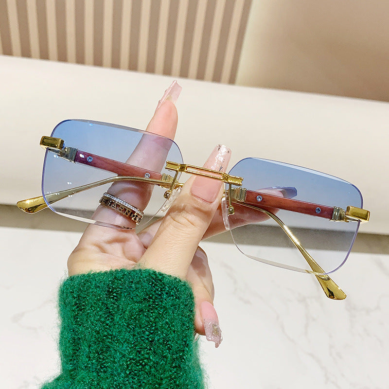Dame moteriktig rektangulær solbrille med edle metallkanter Skanto