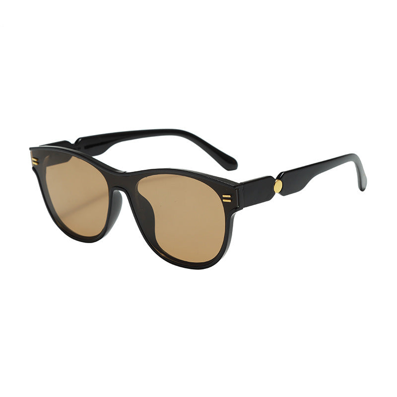 Dame moteriktig solbrille med unik ramme Skanto