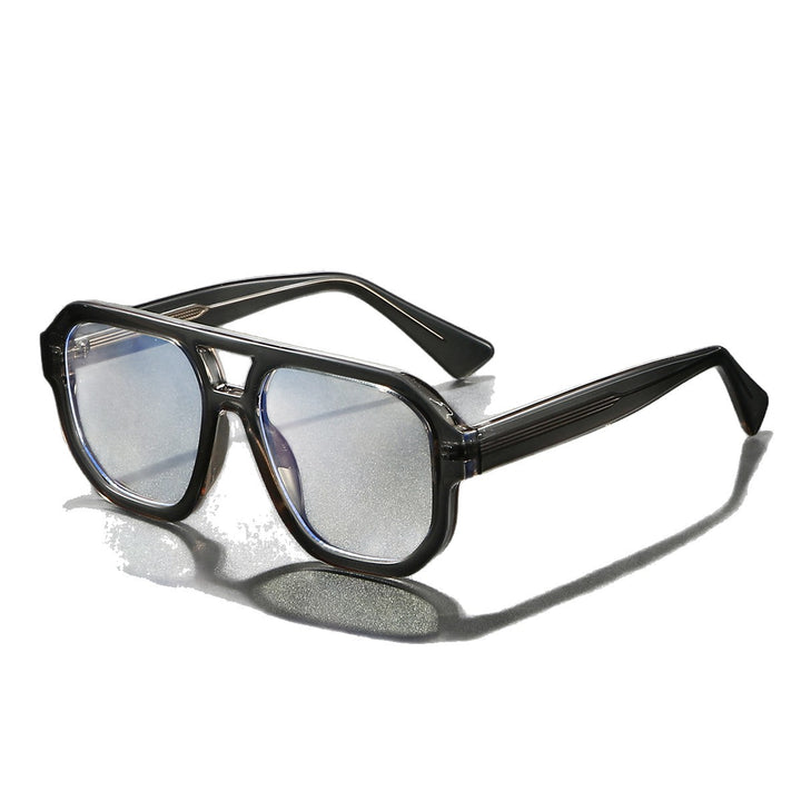 Dame solbrille i moderne urban design med bred kant Skanto