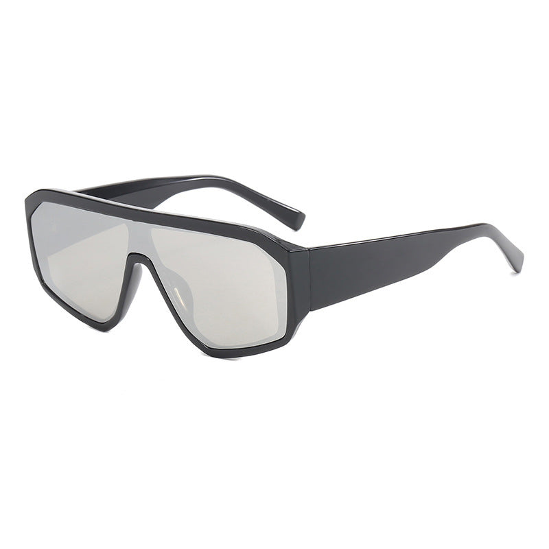 Dame oversized solbrille i moderne design med bred ramme Skanto
