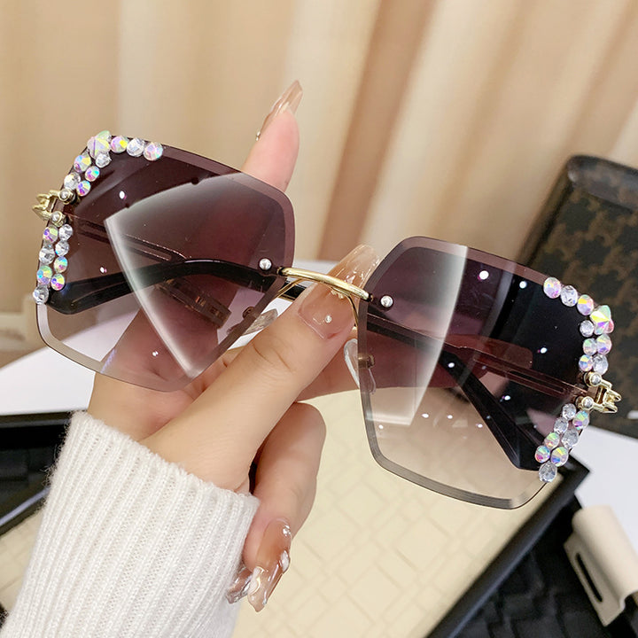 Dame solbrille med ekstravagant strassramme Skanto