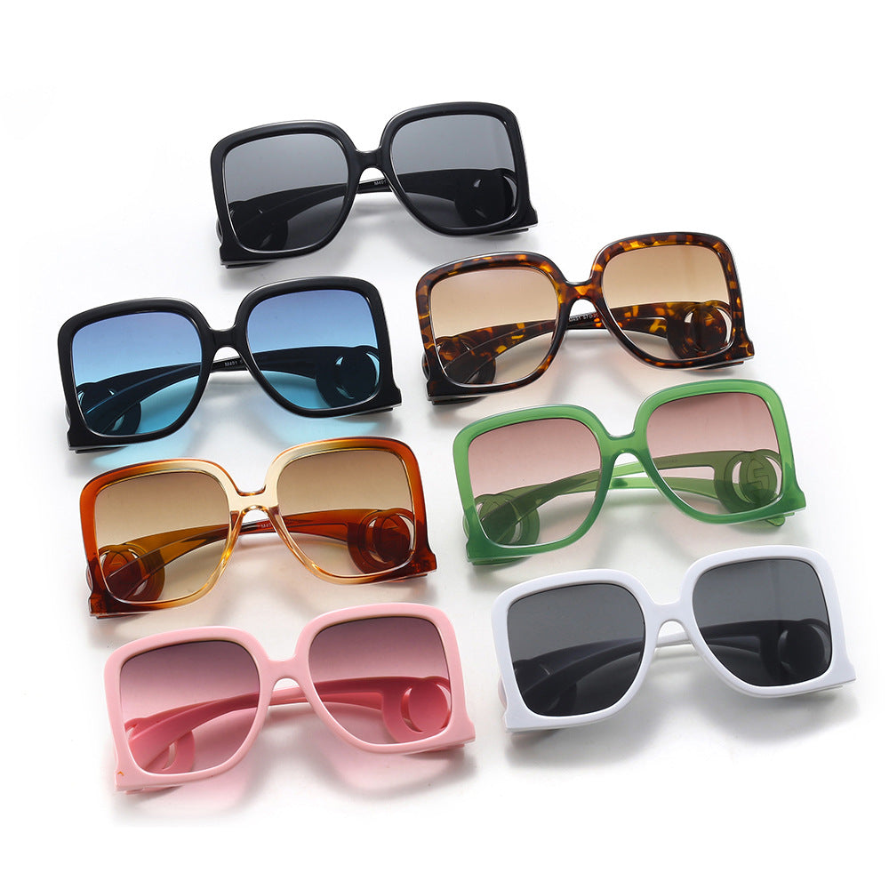 Dame solbrille i elegant kvadrat-design Skanto