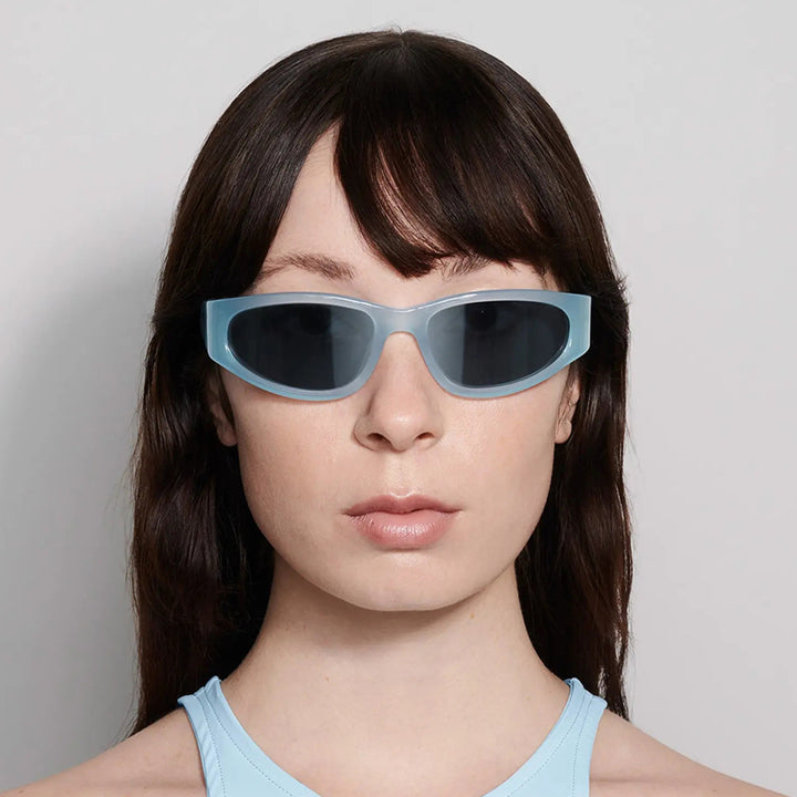 Dame moteriktig solbrille i futuristisk stil Skanto