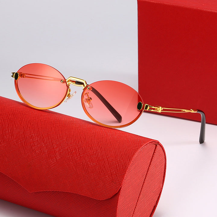 Dame moteriktig solbrille med filigran metallramme og stilleggende design Skanto