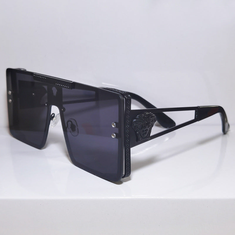 Dame oversized luksuriøs solbrille med filigran designelement Skanto