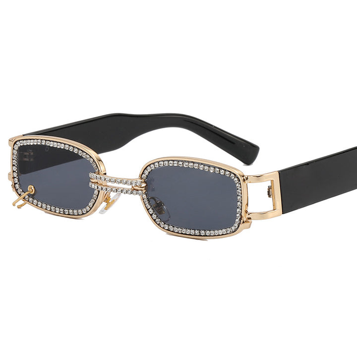 Dame moteriktig solbrille med glitrende krystalramme Skanto