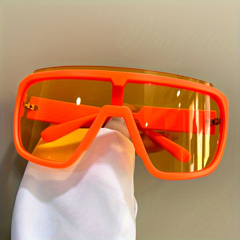 Dame sporty solbriller med futuristisk design og bred front Skanto