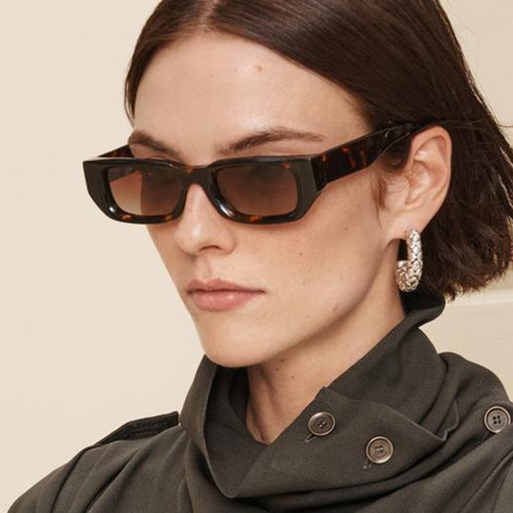 Dame trendy solbriller med innovativ, transparent ramme og polarisert glass Skanto