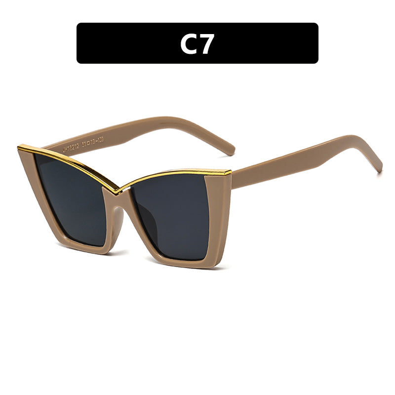 Dame ekstravagant solbrille med unik design og gullige aksenter Skanto