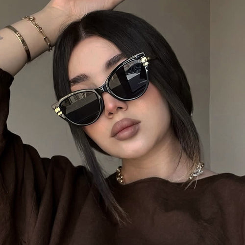 Dame Cat-Eye solbriller med elegant plastramme og gullaccentuer Skanto