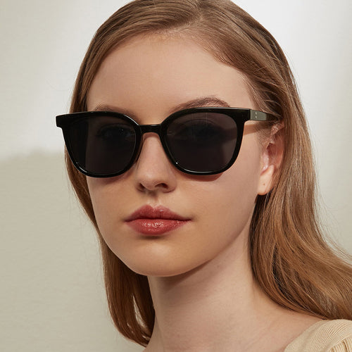Dame moteriktig solbrille med moderne plastinnfatning Skanto