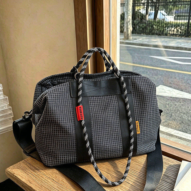 Stylish Sports Bag with Adjustable Shoulder Strap Skanto