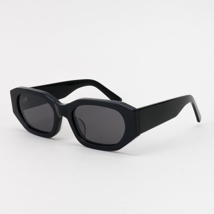 Dame moteriktig solbrille i stilfull, oversized design Skanto