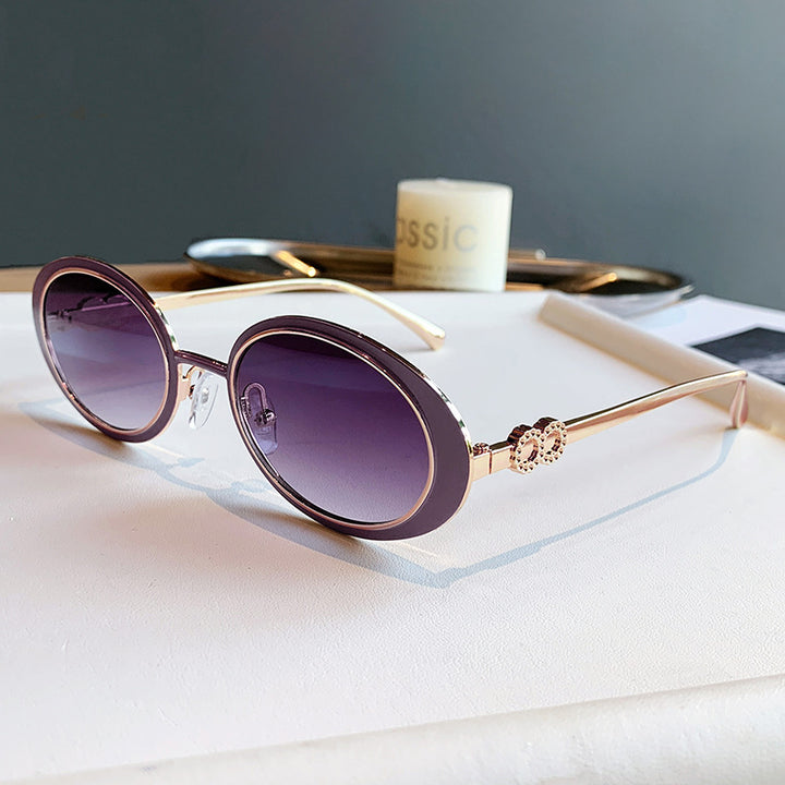 Dame moteriktig solbrille med stilfullt oseanisk design Skanto