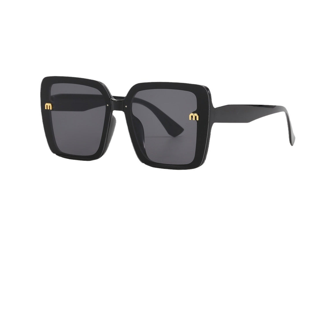Dame kvadratisk solbrille med elegant ramme Skanto