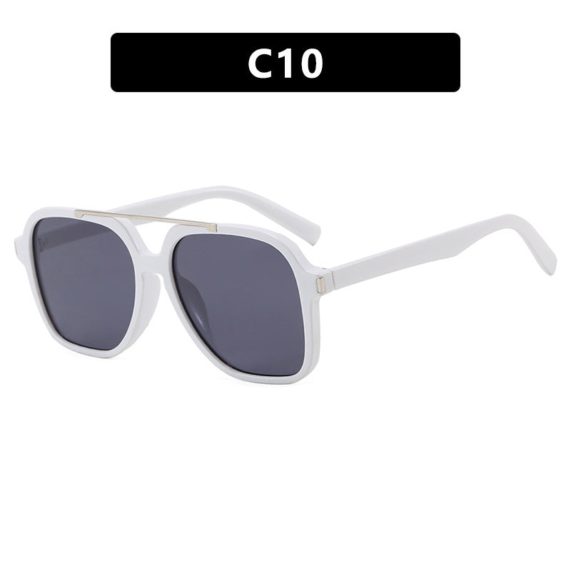 Dame kvadratisk solbrille med beskyttende UV-filter og elegant ramme Skanto