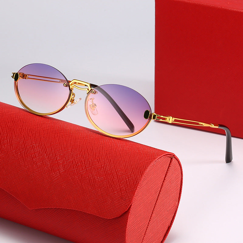 Dame moteriktig solbrille med filigran metallramme og stilleggende design Skanto