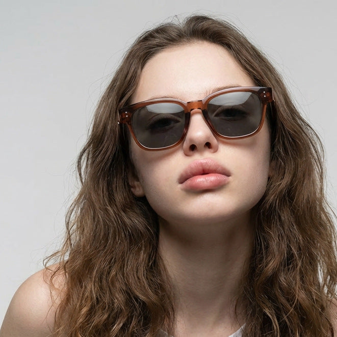 Dame kvadratisk solbrille med komfortabel passform og stilfullt design Skanto