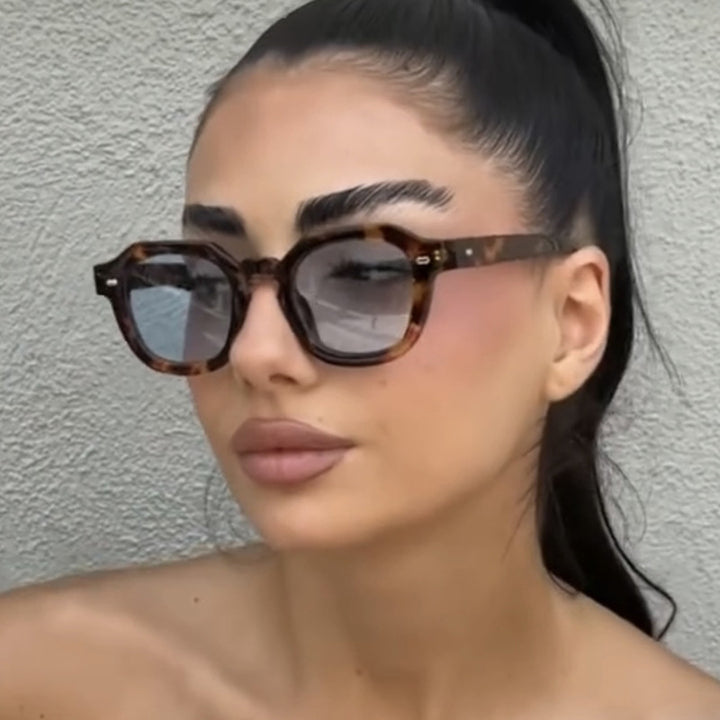 Dame solbrille i moderne design med polariserte linser Skanto